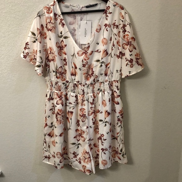 BloomChic Floral VNeck Ruffle Sleeve Ruched Romper size 18-20 NWT - Picture 3 of 9